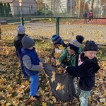 Sprzątamy liście na placu szkolnym 01.jpg