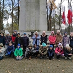 Uczniowie klasy IIb pamiętają o obrońcach naszej ojczyzny 09.jpg