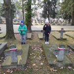 Uczniowie klasy IIb pamiętają o obrońcach naszej ojczyzny 11.jpg