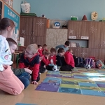 Walentynkowe zajęcia z Piotrem i Różyczką w klasie 1b 06.jpg