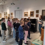 Pierwsza wizyta klasy 2a w Galeri Sleńdzińskich 03.jpg