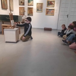 Pierwsza wizyta klasy 2a w Galeri Sleńdzińskich 08.jpg